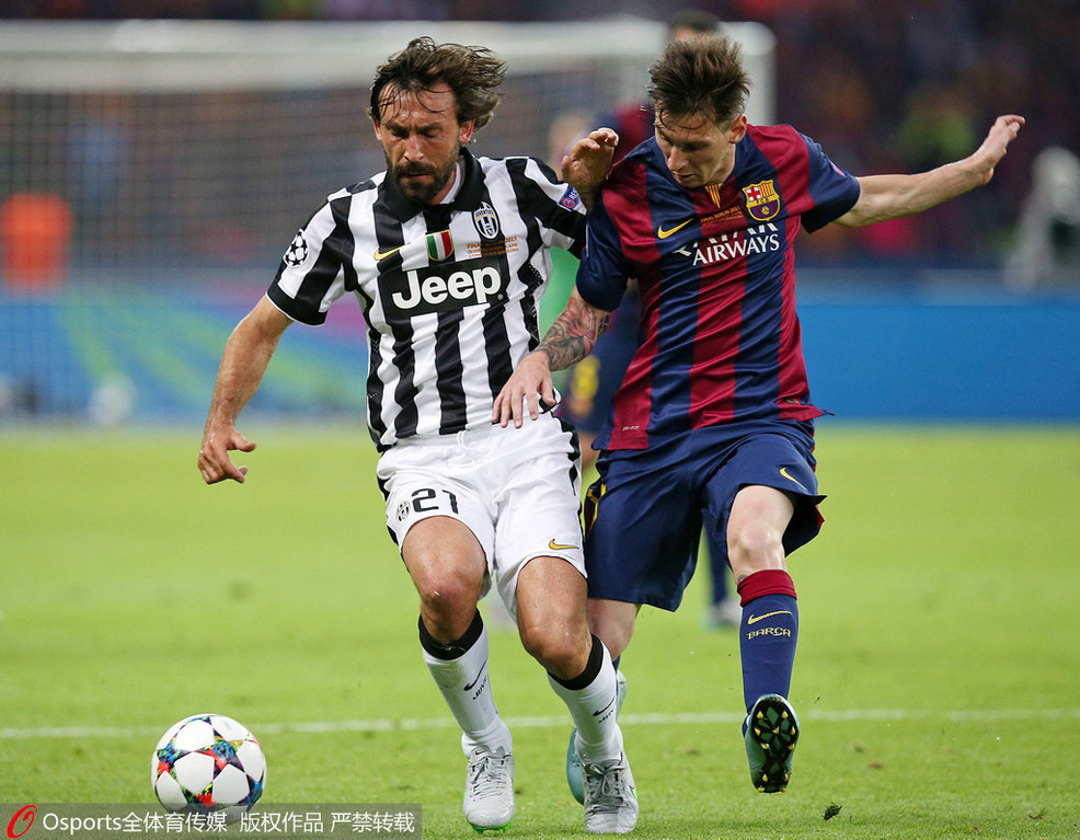 太开心了，马斯切拉诺赛后发布会上遭球员们啤酒浴“突袭”（赛后发布会大欢乐：球员突袭为马斯切拉诺献上啤酒浴）