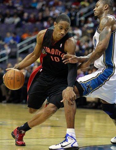 18岁新秀王洪泽CBA首秀获赞成熟如28岁（18岁新星王洪泽CBA处子战表现老练，被赞宛如28岁）