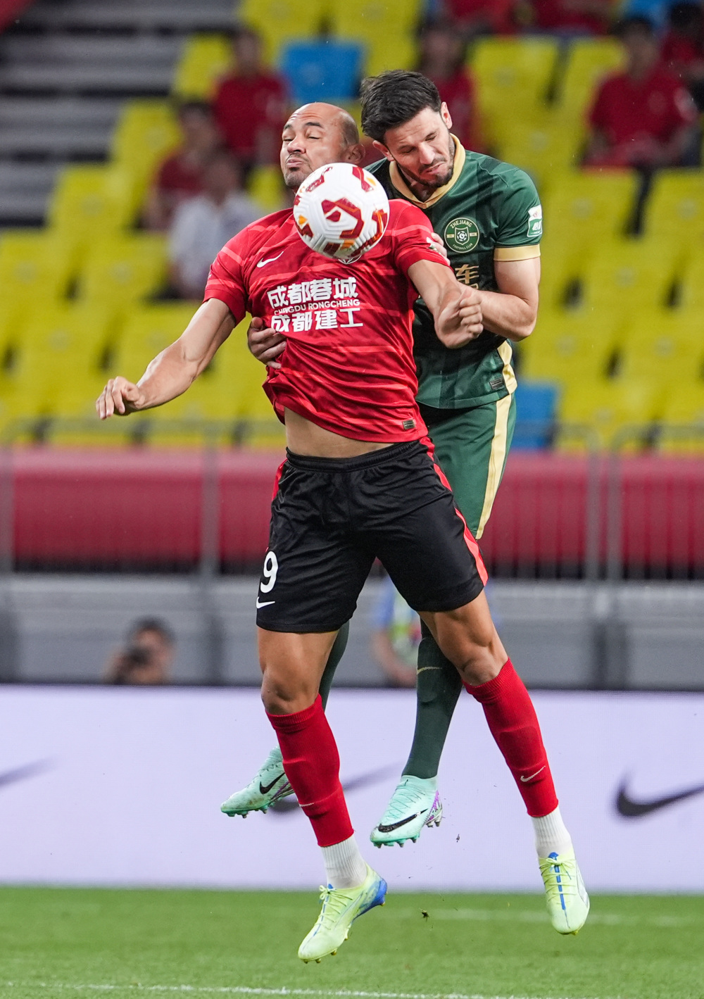 内马尔炮轰报销传闻：他们编造太多假新闻，我不会拿职业生涯冒险（内马尔否认赛季报销：假消息太多，我绝不拿职业生涯冒险）