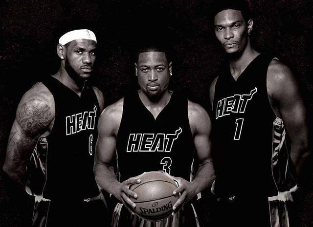 欧文突破防守助攻制胜（欧文强突撕裂防线送出制胜助攻）