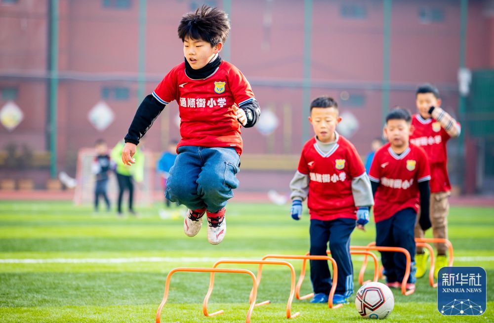 下半场爆发！约翰逊全场18中9，得到29分12板12助（下半场发力！约翰逊18投9中砍下29+12+12）