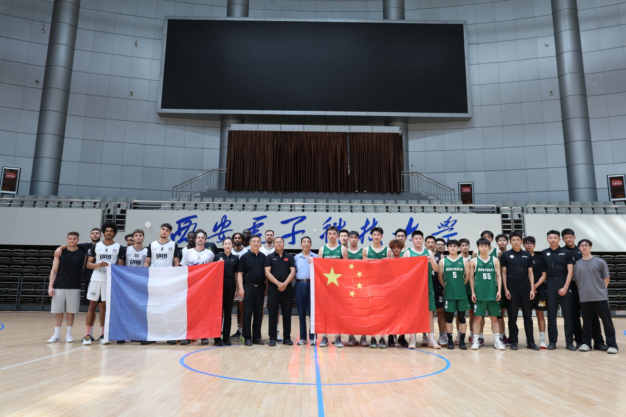 杨明洋妻子赴韩国观战亚冠：成都亚冠首个客场积分，值得骄傲（杨明洋妻远赴韩国观战，成都斩获亚冠客场首分令人自豪）